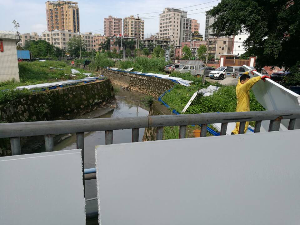旭東公司在光明新區環境治理工程安裝活動圍墻現場