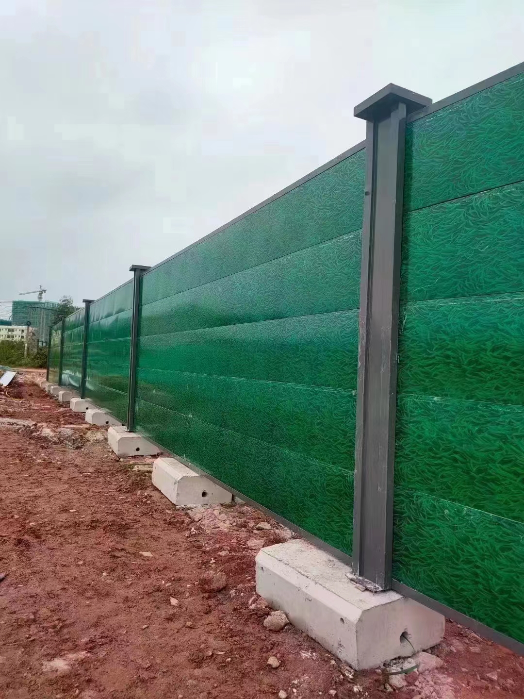 小草圍擋A3款環(huán)保耐用廣泛應用于市政工地施工等場景